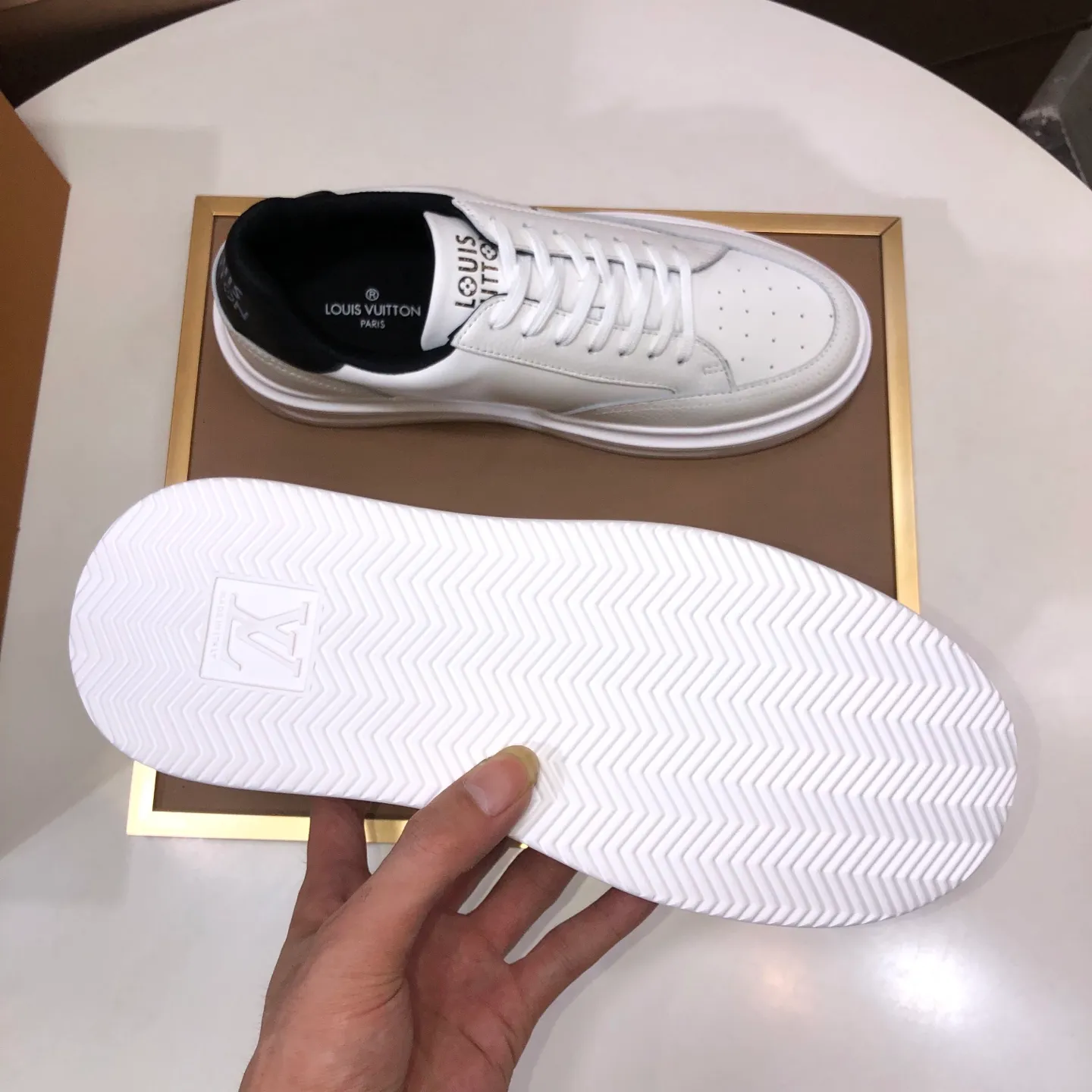 Factory batch 640💰original development, quality shipment, welcome to compare - LV sneaker series sports shoes introduce the loose silhouette of the ready-to-wear series into the spring and summer men's wear shows and make an eye-catching appearance. The cow leather upper is combined with rough fabric laces, and colorful beading highlights the brand's classic elements. LV letters mark the tongue and Monogram floral outsole. Mixed materials Made of top-grain cowhide, thick shoelace design, large Monogram print on the side, mesh lining and cotton feet, the comfort is as extreme as ever, premium heritage, quality first, worth owning! Size: Men’s 38-45 (45 is custom-made and cannot be returned or exchanged)